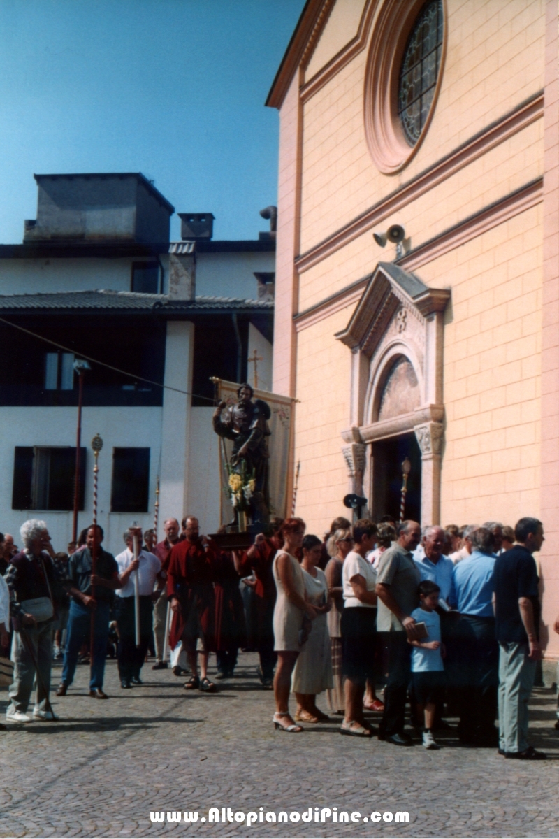 La processione religiosa per le vie di Miola