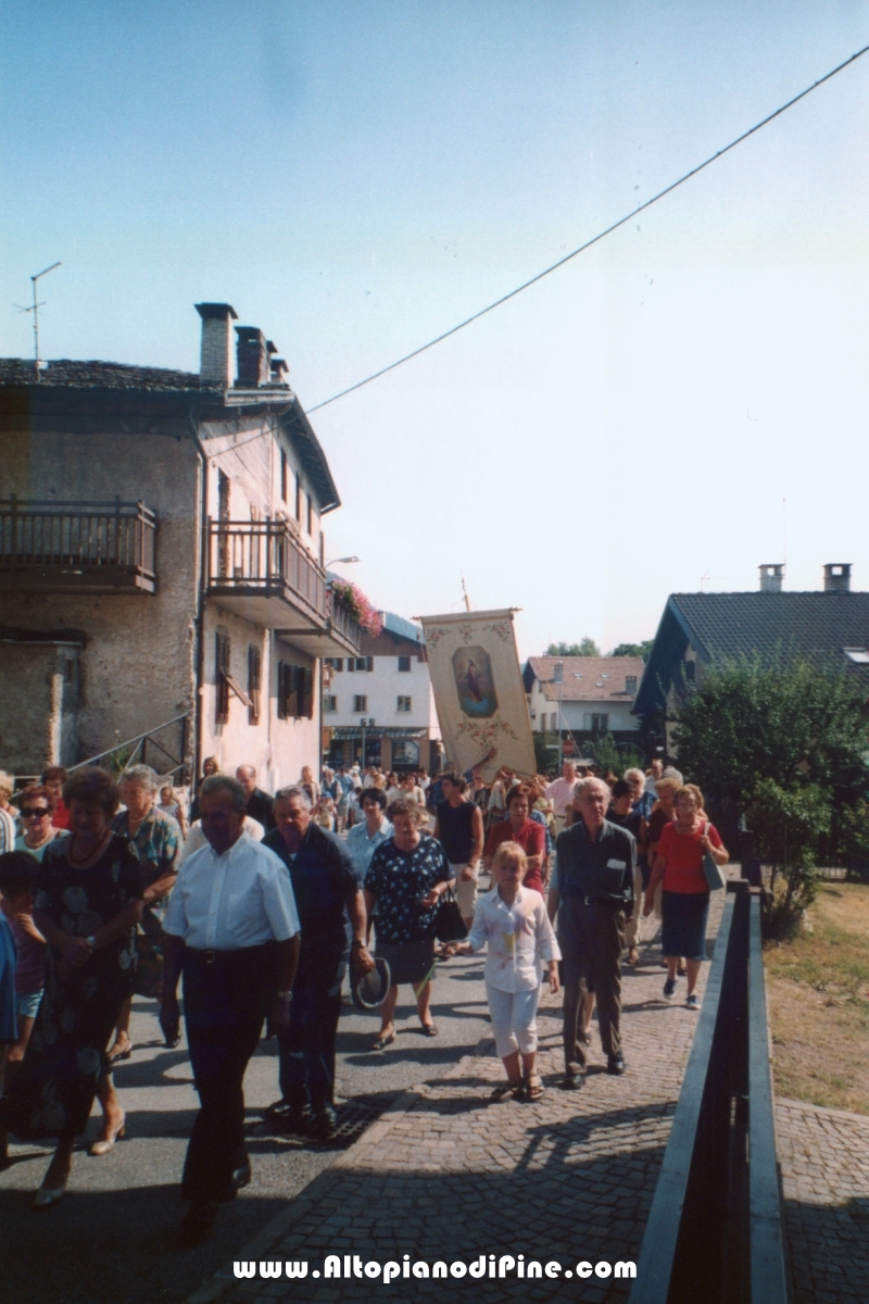 La processione religiosa per le vie di Miola