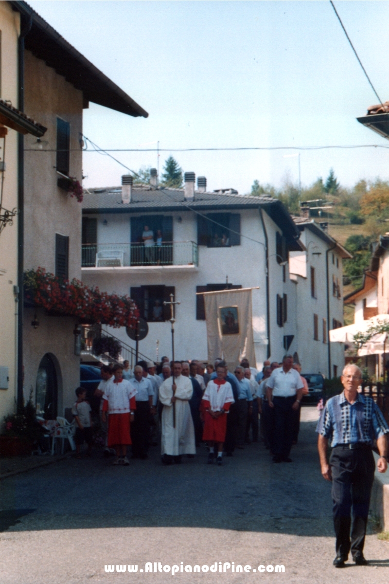 La processione religiosa per le vie di Miola