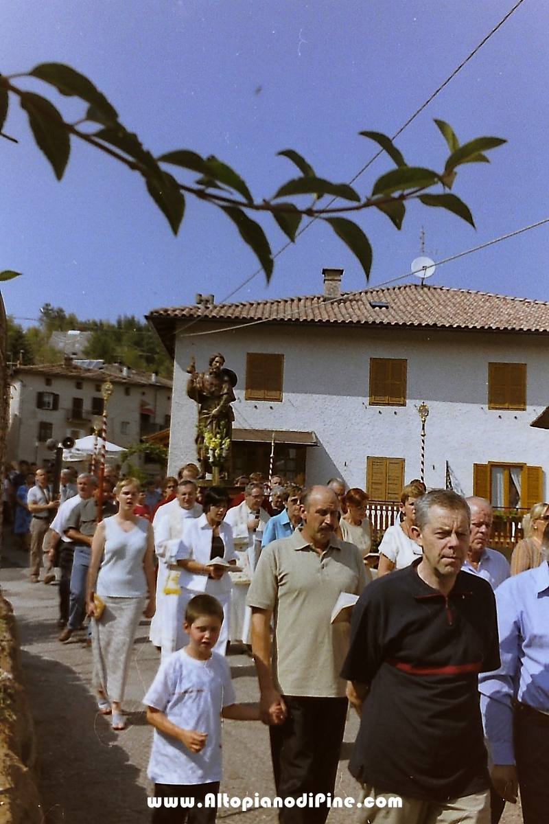 La processione religiosa per le vie di Miola