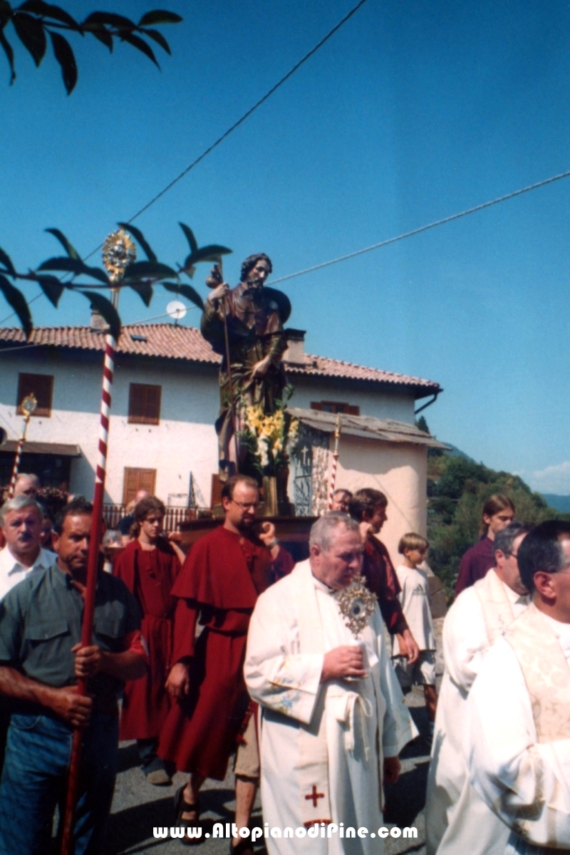 La processione religiosa per le vie di Miola