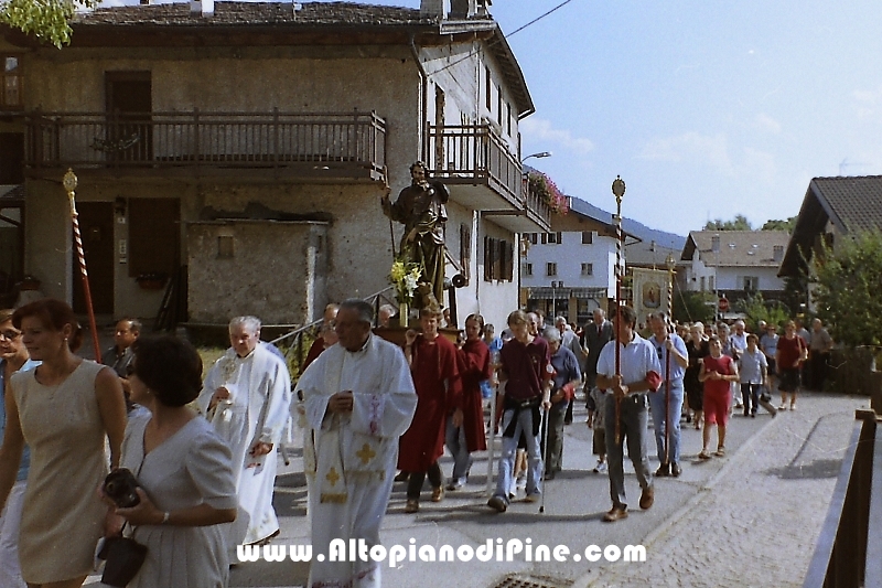 La processione religiosa per le vie di Miola