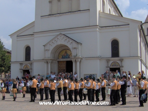 La Banda nel piazzale della Chiesa