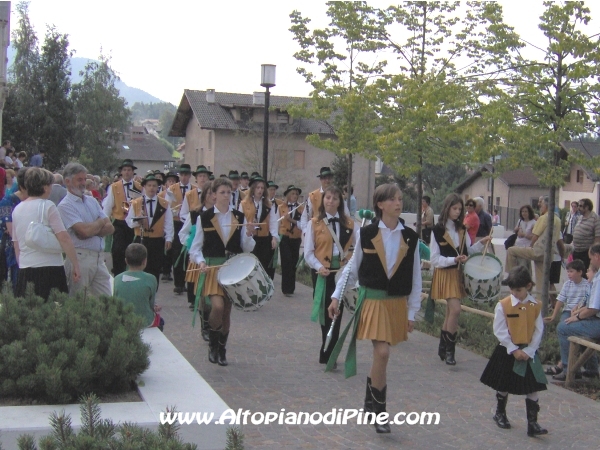 La sfilata della banda lungo il paese