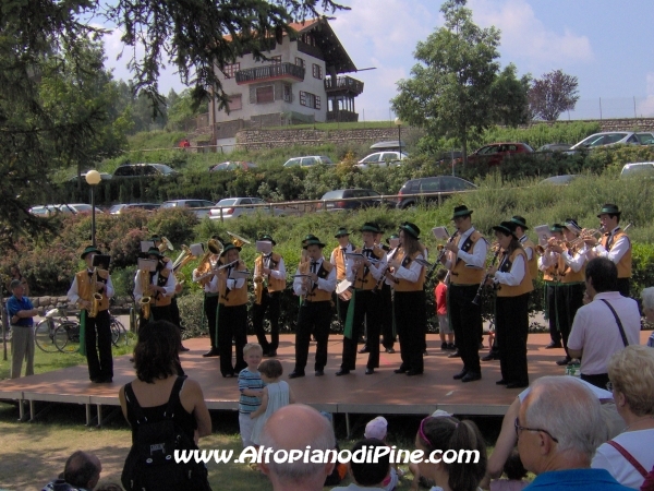 Concerto in riva al lago