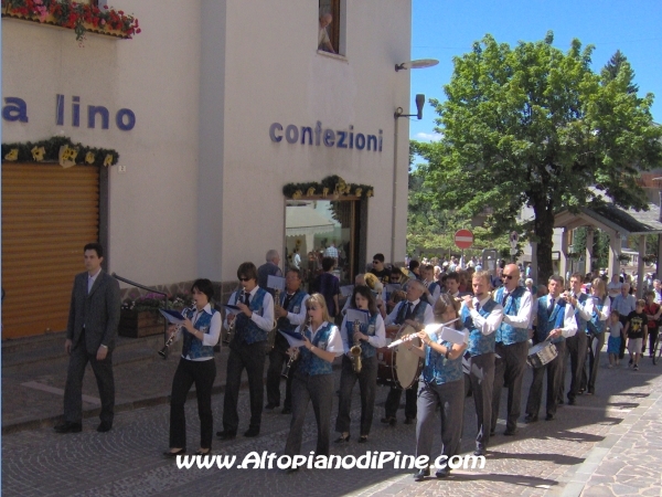 La sfilata della banda in corso Roma