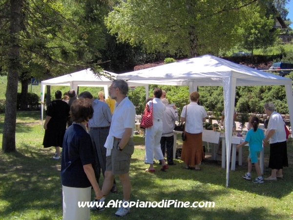 Mercatino in riva al lago