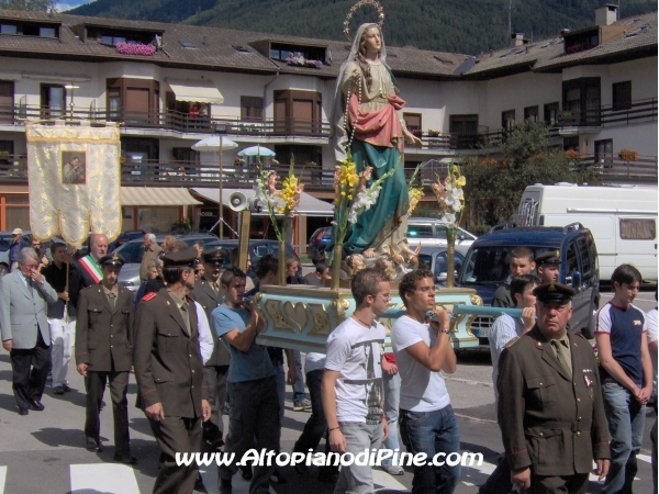 I coscritti che portano la statua della Madonna