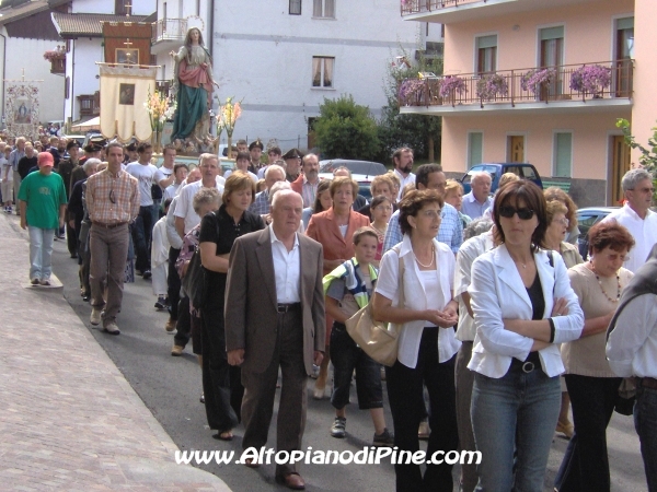 La processione per le vie del paese