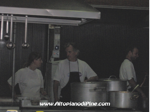 I cuochi nel buio della cucina