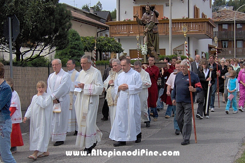 La processione nelle strade di Miola