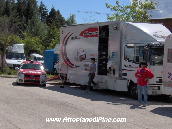 Preparazione della auto presso lo stadio del ghiaccio di Miola