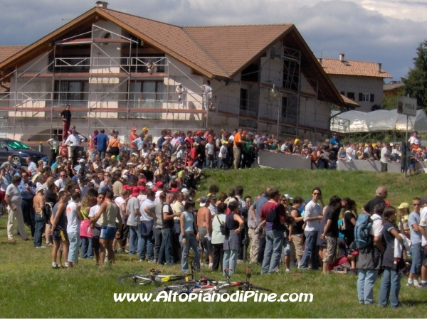 La gente che guarda il Rally