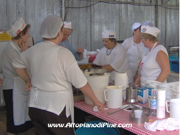 Le volontarie in cucina