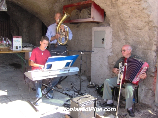 Alcuni musicisti che allietavano la festa