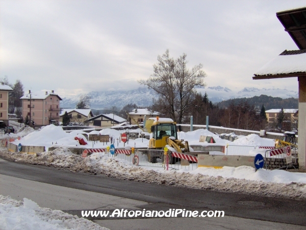 La neve sommerge i lavori della rotatoria - 1 dicembre 2005