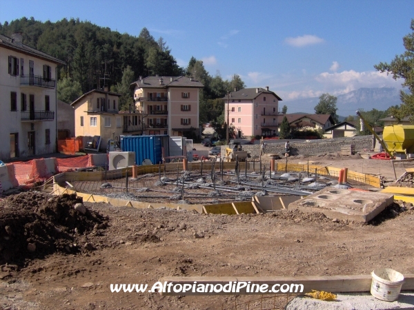 Iniziano i lavori della fontana in centro alla rotatoria - 24 settembre 2005