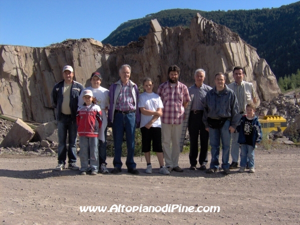 Foto ricordo del gruppo che ha visitato le cave