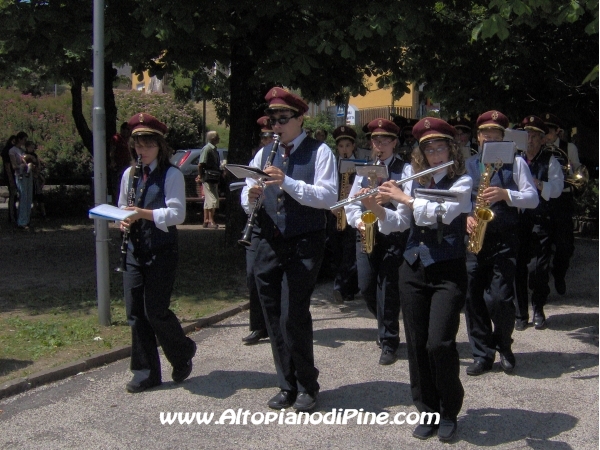 I musicisti suonano e sfilano all'interno dei giardini lungolago