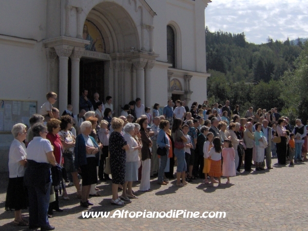 La gente all'uscita della Chiesa che si ferma ad ascoltare il concerto