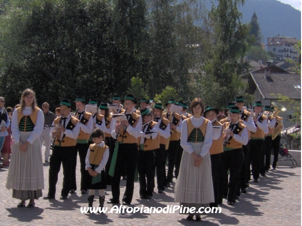 Il Gruppo Bandistico Folk Pinetano che suona nel piazzale della Chiesa