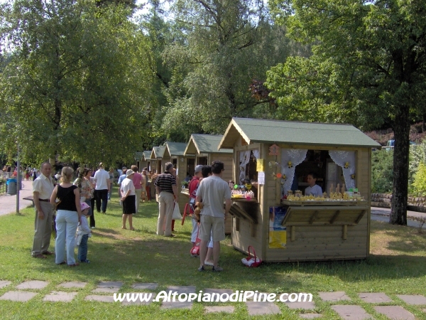 Il Mercatino dei Prodotti Tipici e Artigianali in riva al lago