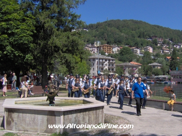 L'arrivo della Banda di Levico sul Lago della Serraia