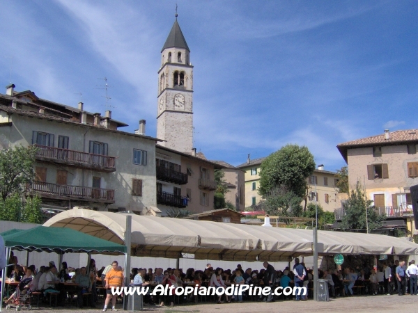 La festa e sullo sfonfo il campanile della Chiesa Vecchia 