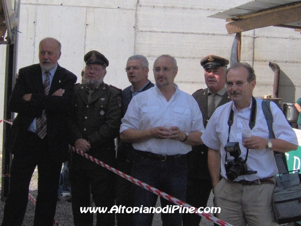 Alcune autoritá presenti alla festa e il fotografo Mario