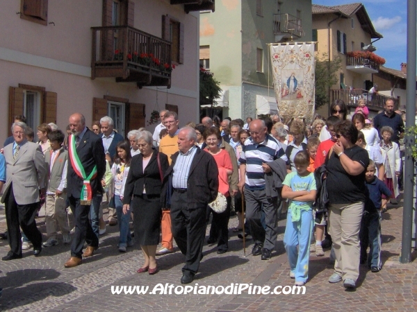 Autoritá civili e la gente in processione