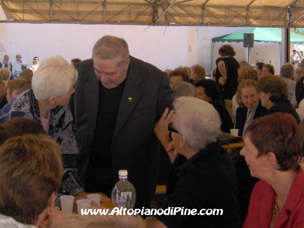 Don Silvio saluta le persone presenti alla festa