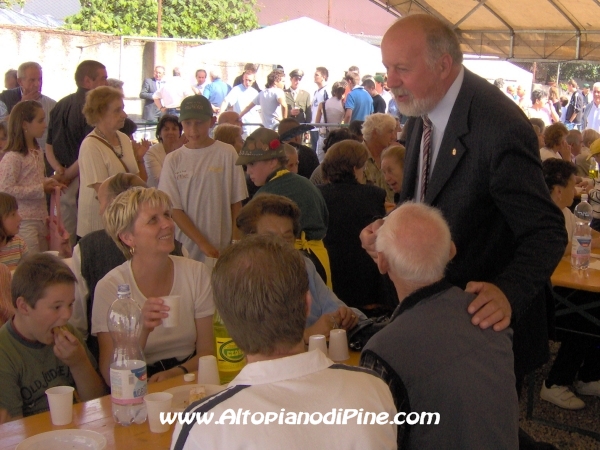 Il Sindaco saluta le persone presenti alla festa