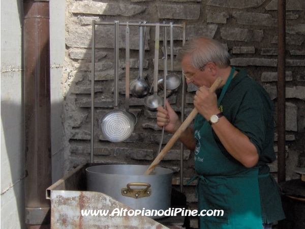 Un alpino intento a preparare le pietanze