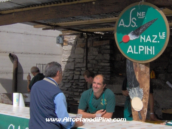 Gli Alpini di Baselga impegnati nella cucina