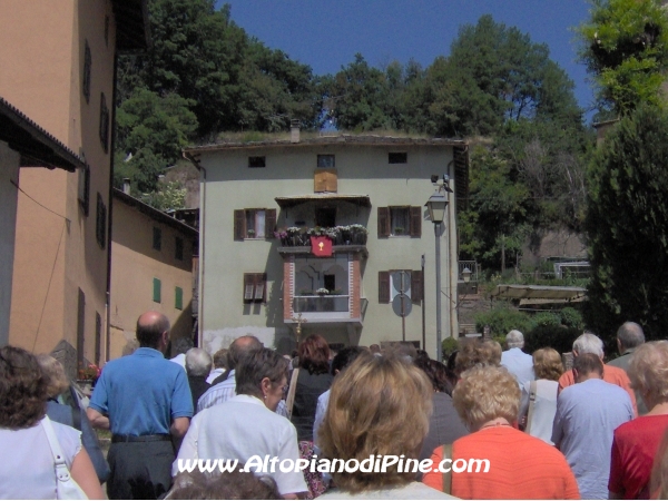 La processione per le vie del paese