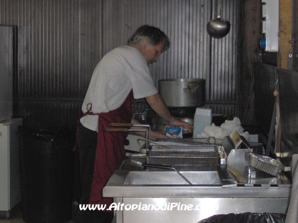 Un volontario al lavoro in cucina