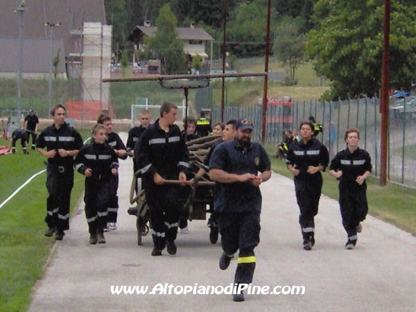 Gli allievi che portano la vecchia pompa per una esercitazione