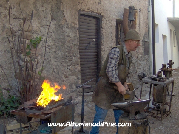 Artigiano che lavora il ferro