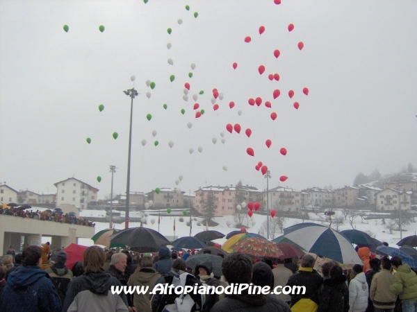 Il lancio dei palloncini da parte dei bambini