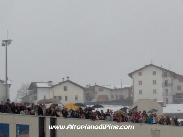 Il pubblico sulla terrazza dello Stadio del Ghiaccio