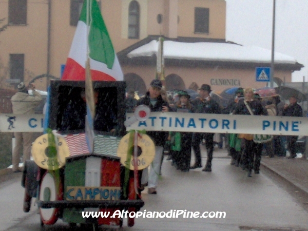 Il carro carnevalesco che ha aperto la sfilata