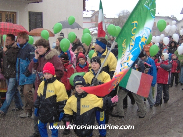 I bambini con i palloncini verdi, bianchi e rossi