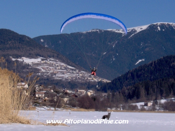 Un parapendio che sta per atterrare