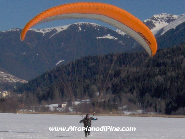 L'atterraggio di un altro parapendio