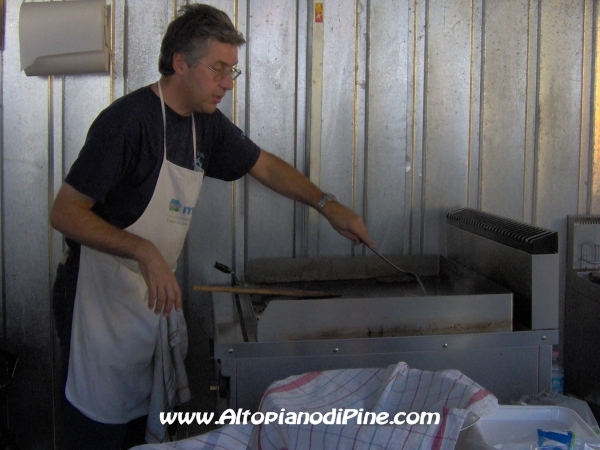 La preparazione dei wurstel e della carne alla piastra