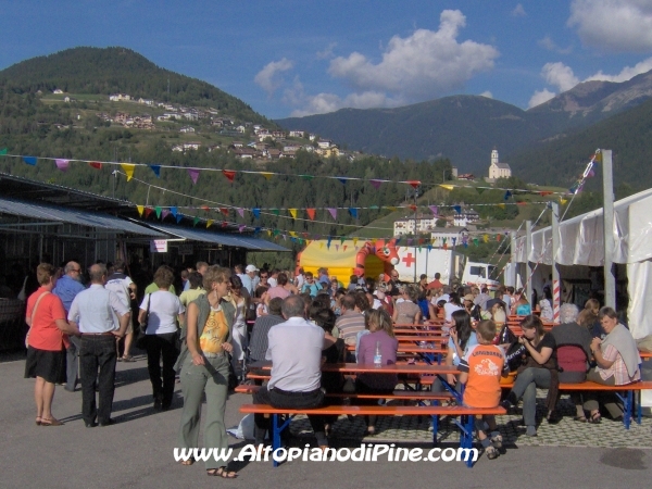 La gente alla festa nel piazzale dietro la chiesa