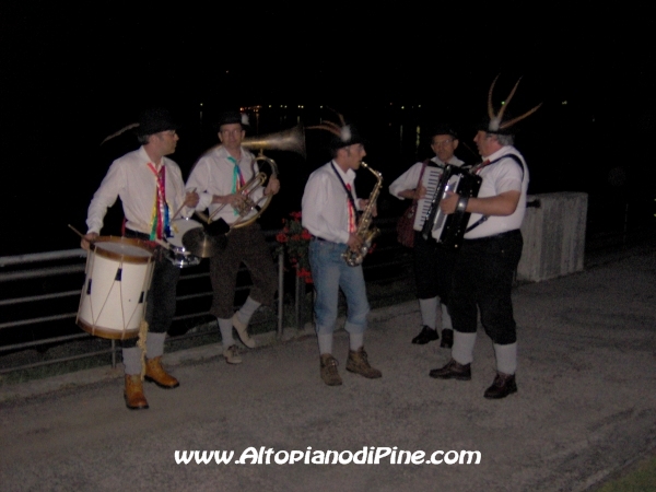 Una piccola band che animava la serata