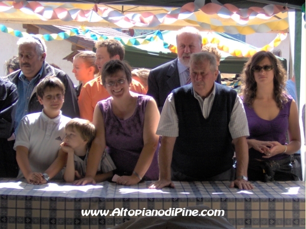 La gente che attende ordinata il pranzo