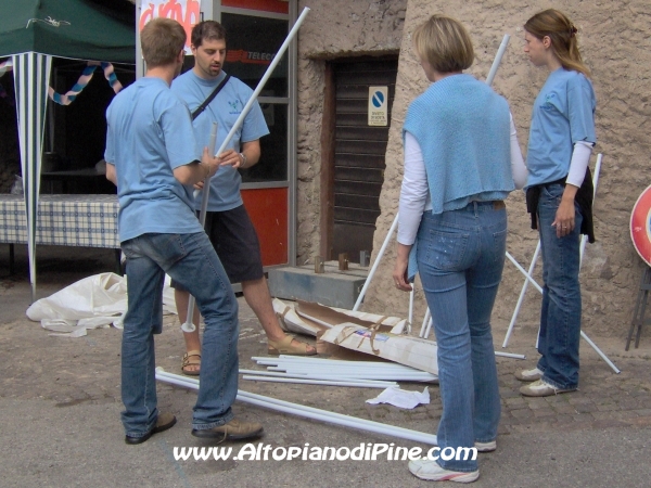 Volontari al lavoro per montare altre tende