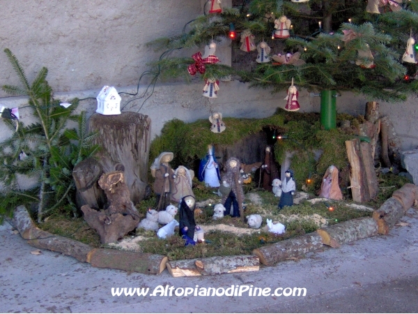 Presepe artigianale vicino alla chiesa di Rizzolaga